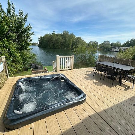 Lakeside Retreat 2 With Hot Tub, Private Fishing Peg Situated At Tattershall Lakes Country Park Dış mekan fotoğraf