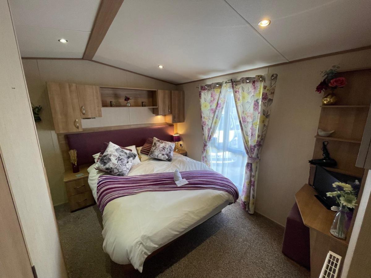 Lakeside Retreat 2 With Hot Tub, Private Fishing Peg Situated At Tattershall Lakes Country Park Dış mekan fotoğraf