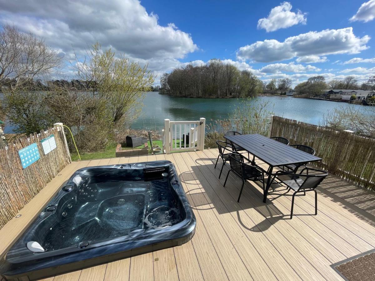 Lakeside Retreat 2 With Hot Tub, Private Fishing Peg Situated At Tattershall Lakes Country Park Dış mekan fotoğraf
