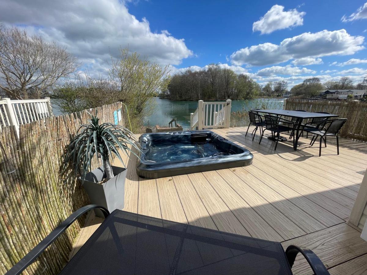Lakeside Retreat 2 With Hot Tub, Private Fishing Peg Situated At Tattershall Lakes Country Park Dış mekan fotoğraf