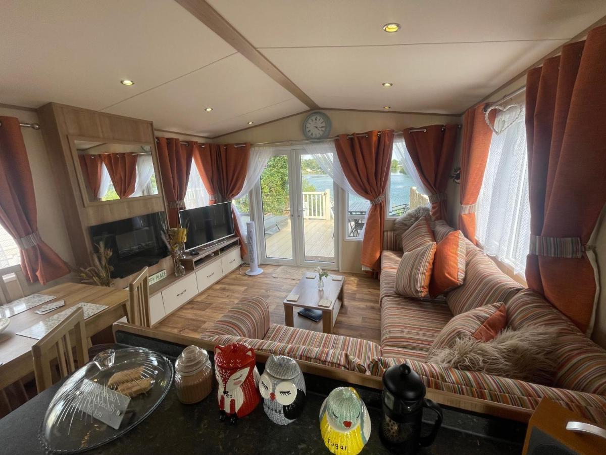 Lakeside Retreat 2 With Hot Tub, Private Fishing Peg Situated At Tattershall Lakes Country Park Dış mekan fotoğraf