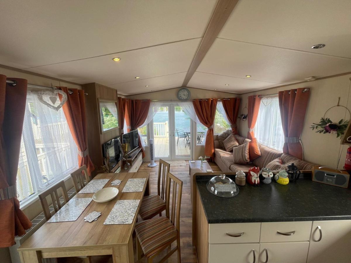 Lakeside Retreat 2 With Hot Tub, Private Fishing Peg Situated At Tattershall Lakes Country Park Dış mekan fotoğraf