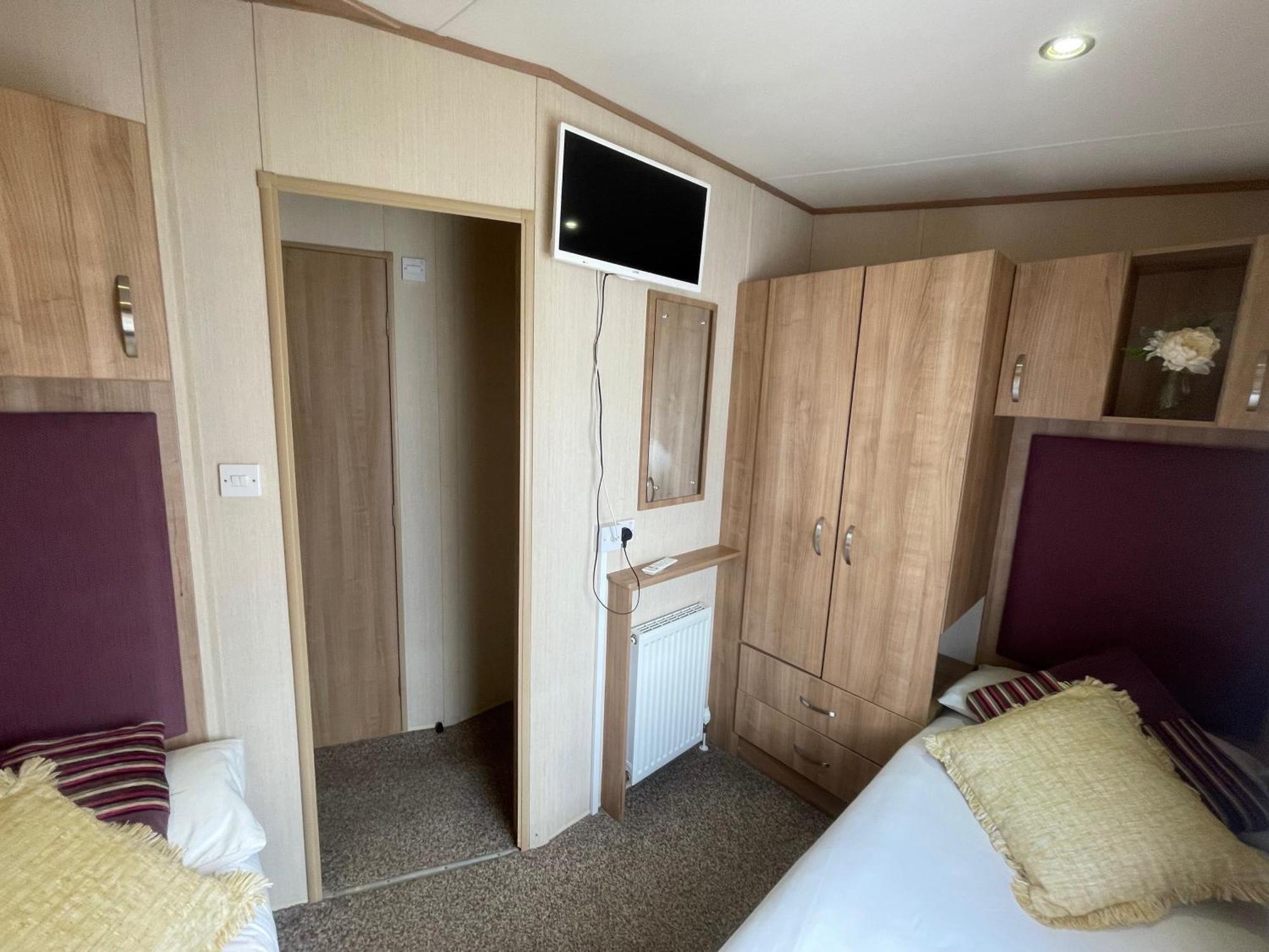 Lakeside Retreat 2 With Hot Tub, Private Fishing Peg Situated At Tattershall Lakes Country Park Dış mekan fotoğraf