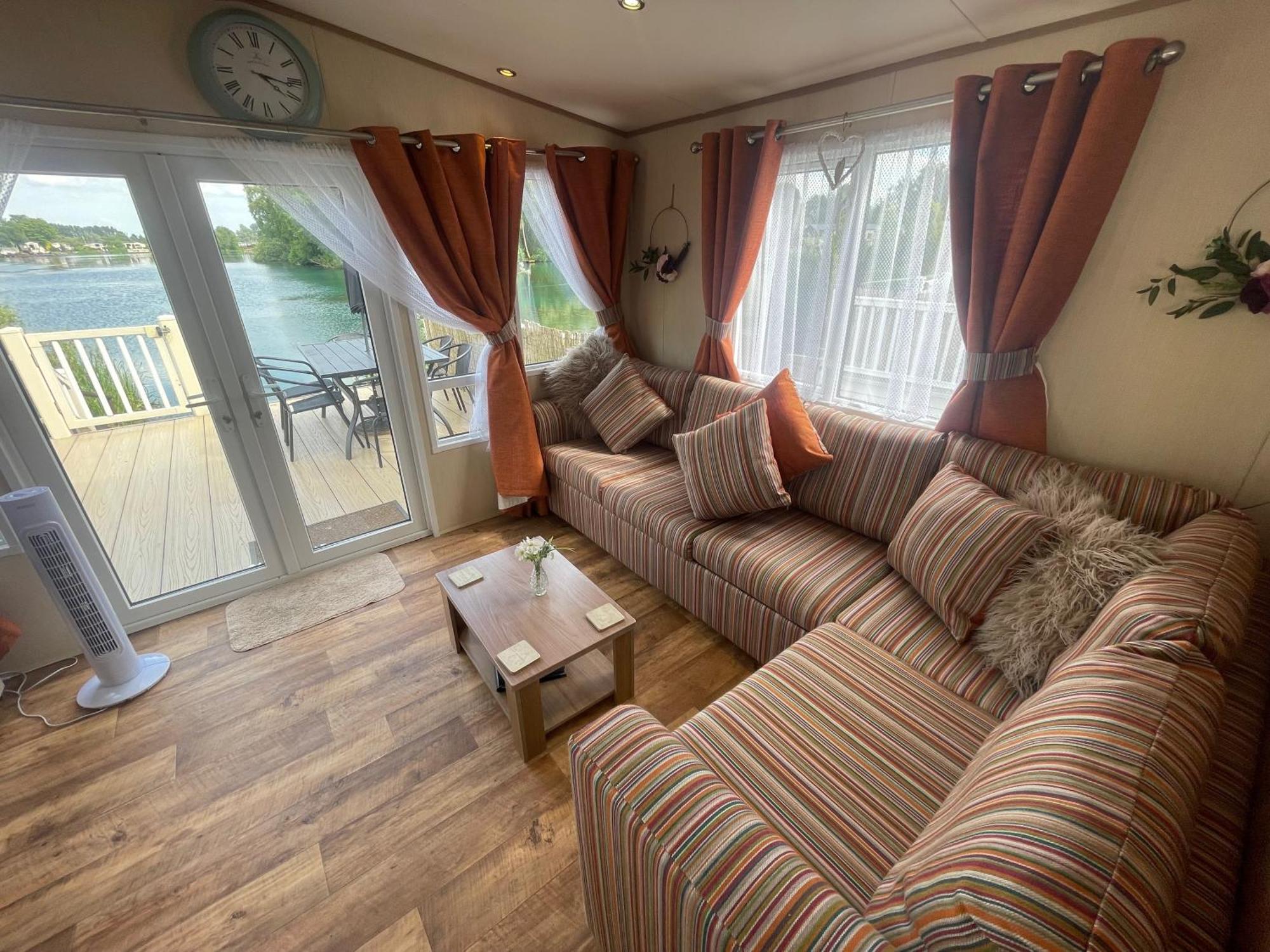 Lakeside Retreat 2 With Hot Tub, Private Fishing Peg Situated At Tattershall Lakes Country Park Dış mekan fotoğraf