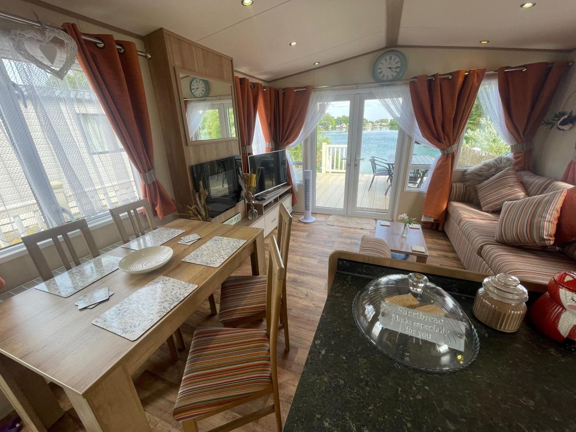 Lakeside Retreat 2 With Hot Tub, Private Fishing Peg Situated At Tattershall Lakes Country Park Dış mekan fotoğraf