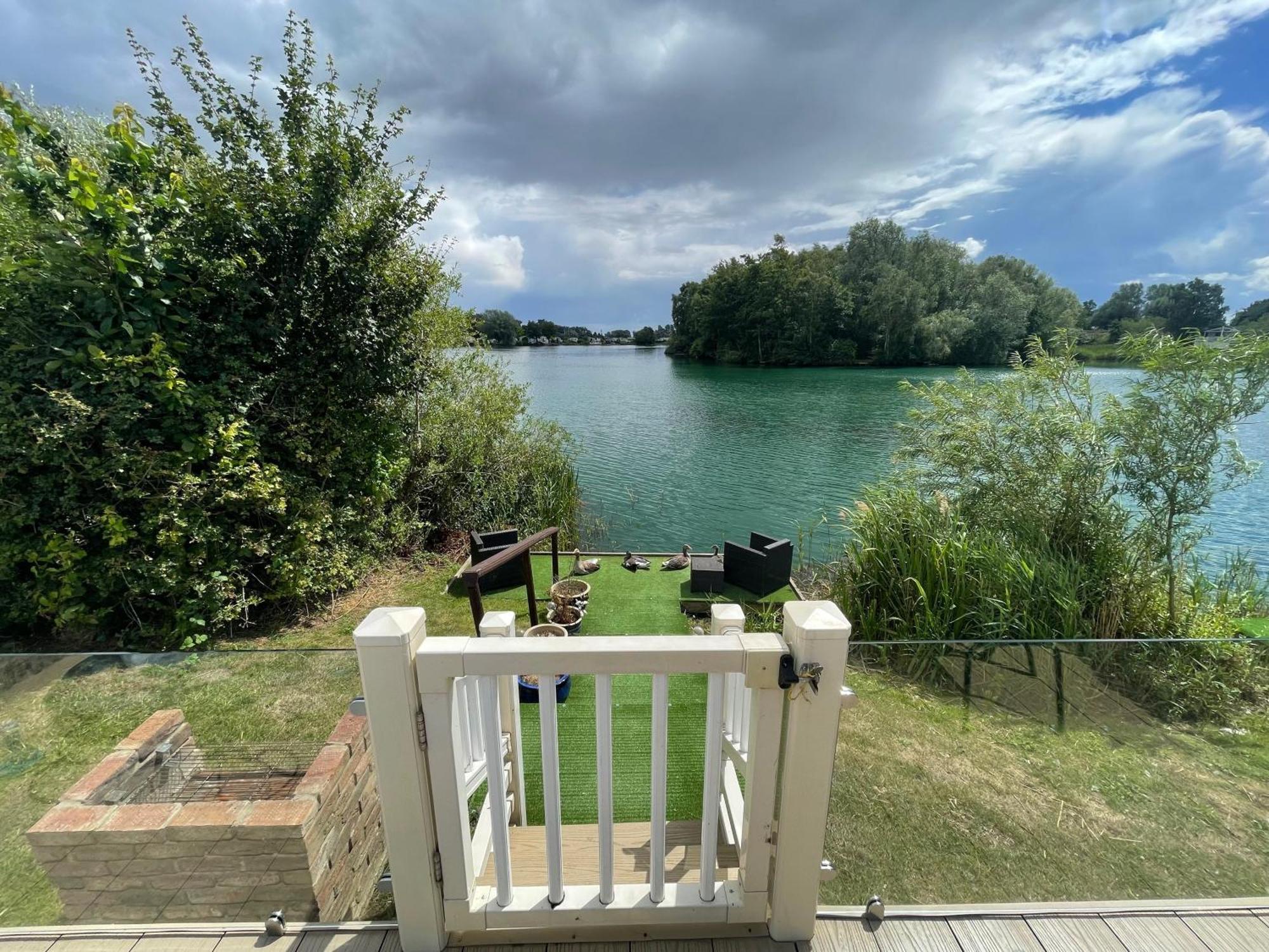 Lakeside Retreat 2 With Hot Tub, Private Fishing Peg Situated At Tattershall Lakes Country Park Dış mekan fotoğraf